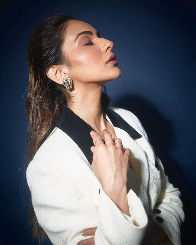 Staggering Poses of Rakul Preet In Black Outfit